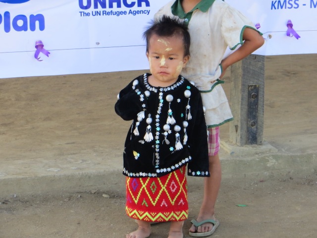 Bambina in un campo rifugiati con vestito tradizionale Jimphaw